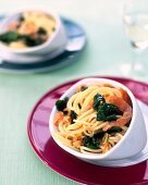 Spaghetti mit Lachs, Blattspinat und Zitronensoße