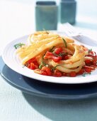 Makkaroni mit Pecorino-Käse und Tomatensoße mit Pinienkernen