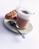 Cappuccino im Glas, mit Mandelbiskotti