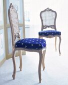 Stuhl mit königsblauem Sitz und geflochtener Rückenlehne