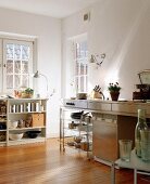 Schlicht eingerichtete Küche mit Edelstahlwerkbank und Regal