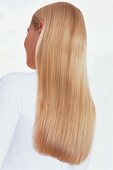 Blonde Frau mit langem glatten Haar, von hinten