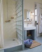 Unkonventionelles Badezimmer ohne Fliesen, in blau und weiß