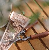 Gartenschere mit Holzgriff und passender Tasche
