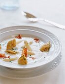 Spargelcremesuppe mit Bärlauch-Temura und Schinkenstreifen