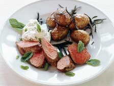 Lammfilet mit Rosmarinkartoffeln und Creme-Quark