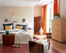 Zimmer in sonnigen Farben, Möbel aus Naturmaterialien, großes Bett