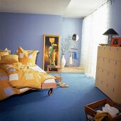 Zimmer in Blautönen, Bett mit gelber Wäsche, Vorher-Bild