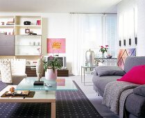Designermöbel in grautönen mit pinkfarbenen Accessoires gemixt