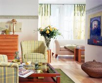 Landhauslook: Möbel,  Accessoires in frischem grün mit Holz kombiniert