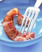 Knusprig gebratene Scheibe Bacon, Frühstücksspeck
