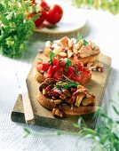 Bruschetta mit Pfifferlingen, Tomaten und Bohnen-Thunfischsalat
