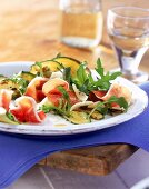 Salat aus Zucchini, Parmaschinken, Kräutern