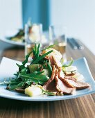 Entenbrust in Scheiben zu lauwarmem Shiitake-Gurken-Salat