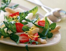 Salat aus Spargel, Erbeeren, Rucola und Zuckerschoten