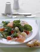 Spinat-Tomaten-Salat mit Parma schinken und Parmesankäse