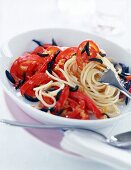 Spaghetti mit geschmorter Paprika und Oliven