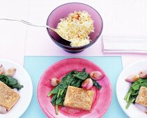 Tofu mit Sesamkruste zu Spinat und gedünsteten Schalotten