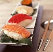 Nigiri-Sushi-Klassische Reisklößchen mit Fisch