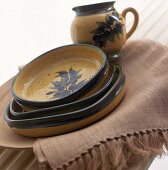 Gelbes Keramik-Geschirr mit Olivenzweigen
