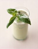 Power-Cocktail: Sojadrink mit Gurke und frischen Kräutern