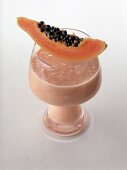 Low-fat-Cocktail: Papaya-Drink dekoriert mit Papayascheibe+ Pfeffer
