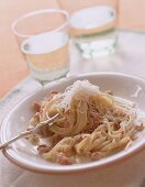 Spaghetti alla Carbonara auf einem weißen Teller