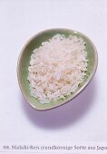 Nishiki-Reis; rohe Körner in einer hellgrünen Keramikschale