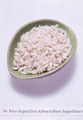 Risotto-Reis; rohe Körner in einer hellgrünen Keramikschale