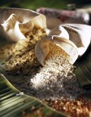 Verschiedene Reissorten quellen aus Stoffbeuteln, Unschärfe