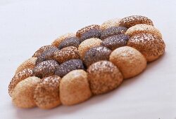 Partybrot aus verschiedenen kleinen Mehrkornbrötchen zusammengesetzt