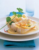 Lengfisch-Filet mit Zitronensud,dazu Bandnudeln, glatte Petersilie