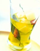 Antipasta-Pecorino Käsewürfel in ge- würztem Olivenöl im Glas
