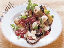 Gebackene Aubergine mit Tomaten und Ziegenkäse.