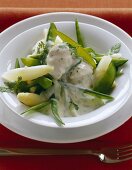 Geflügelfrikasse mit weißem Spargel, Zuckerschoten,Sahnesoße,Kerbel