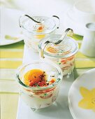 Pochierte Eier im Glas mit Tomate und Schnittlauch