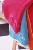 Pinkfarbenes und hellblaues Handtuch mit dem "Joop" Logo