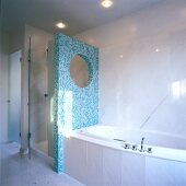 Trennwand zwischen Dusche und Wanne aus  türkisblauem Mosaik,Wanne