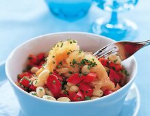 Weißer Bohnensalat mit roten Paprika würfeln und Lachs in dünnen Scheiben