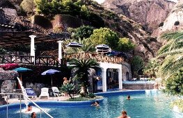 Thermalbad auf Ischia, Menschen im Schwimmbecken
