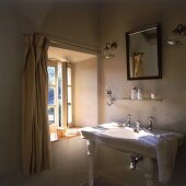 Altmodischer Waschtisch in romantischem Bad