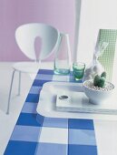 Table tiles auf einer Tischplatte, Schale,Frühstücksbrett+Tablett