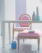 Sessel und Hocker mit rosa Karostoff (Vichy) bespannt,Tisch mit Vasen (1)