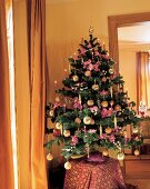 Weihnachtsbaum geschmückt mit Seiden -Orchideen, Perlenspiralen, Kugeln