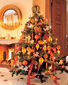 Weihnachtsbaum mit Kerzen, Lampions aus Pfefferkuchen, asiatisch