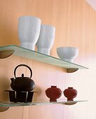 Glasborde mit asiatischem Teegeschirr und Schalen