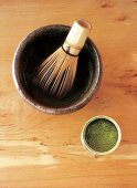 Zutaten für asiatische Teezeremonie: Bambusbesen,Schale und Grünteepulver