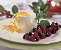 Panna Cotta mit Punsch-Beeren, Orangenschalenstreifen