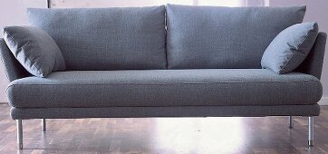 Graues Sofa mit Metallfüssen, klare Form