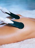 Po wird mit Strom behandelt gegen Cellulite